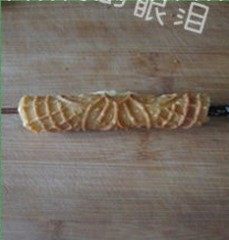 草莓卷心酥,面糊烤熟后,趁热用筷子将蛋卷卷起来。放在一旁晾凉,依次蛋卷卷好。