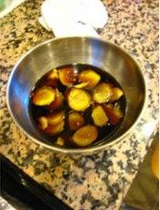 鲶鱼炖粉条,酱油,糖,料酒,姜兑成调味汁。