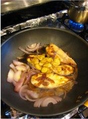 鲶鱼炖粉条,把调味汁倒入锅中,焖鲶鱼10分钟,中间翻动1次。