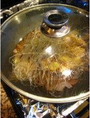 鲶鱼炖粉条,放入粉条,焖5分钟。