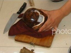 自制椰蓉,椰子去壳,用锤子敲开。