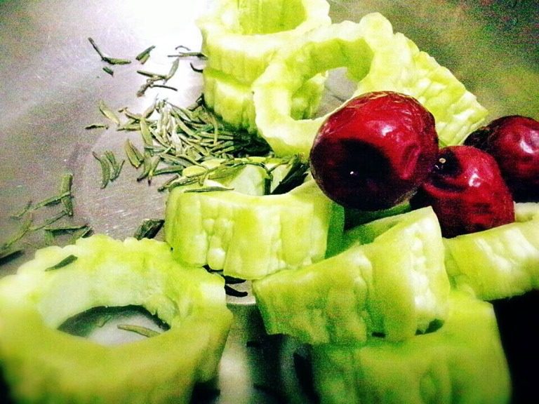 翠玉山药糕,<a style='color:red;display:inline-block;' href='/shicai/ 55'>苦瓜</a>切成段，掏空瓜馕，同<a style='color:red;display:inline-block;' href='/shicai/ 2470'>红枣</a><a style='color:red;display:inline-block;' href='/shicai/ 912'>茶叶</a>一起，用冷水浸泡至<a style='color:red;display:inline-block;' href='/shicai/ 912'>茶叶</a>泡开，大火将<a style='color:red;display:inline-block;' href='/shicai/ 55'>苦瓜</a>煮半熟（喜欢口感脆，煮半熟，喜欢软，煮全熟），同<a style='color:red;display:inline-block;' href='/shicai/ 2470'>红枣</a>一同捞出