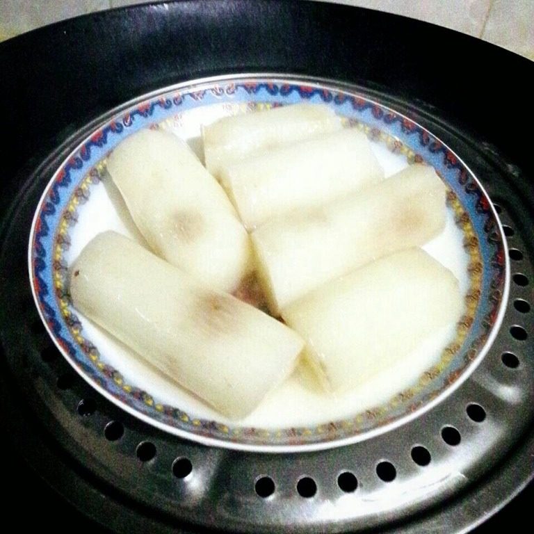 翠玉山药糕,<a style='color:red;display:inline-block;' href='/shicai/ 28'>山药</a>蒸熟，加少许<a style='color:red;display:inline-block;' href='/shicai/ 3729'>白糖</a>、盐、<a style='color:red;display:inline-block;' href='/shicai/ 847'>香油</a>碾成泥