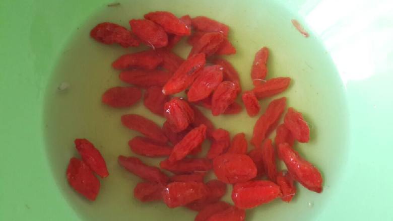 炝拌菠菜,<a style='color:red;display:inline-block;' href='/shicai/ 673'>枸杞</a>洗净稍泡发