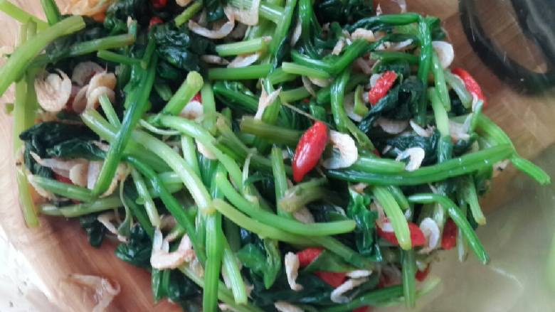 炝拌菠菜,菠菜加<a style='color:red;display:inline-block;' href='/shicai/ 788'>生抽</a>2勺，几滴<a style='color:red;display:inline-block;' href='/shicai/ 772'>芥末油</a>及香醋，拌匀后加入虾皮枸杞拌匀