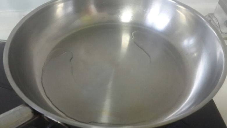 炝拌菠菜,热锅坐少许油