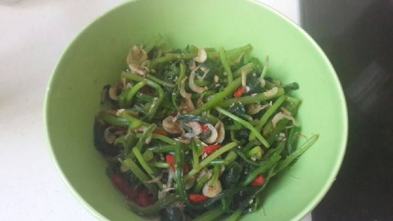 炝拌菠菜,油热后淋菠菜上