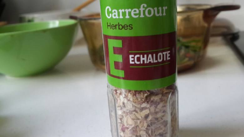 炝拌菠菜,上桌前撒些干蒜头增加口感