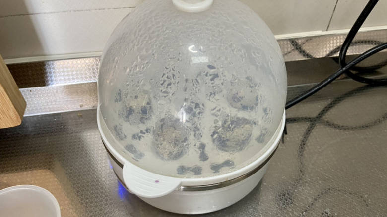 茄汁狮子头,鹌鹑蛋用蒸蛋器蒸熟,大家用奶锅水煮也可以