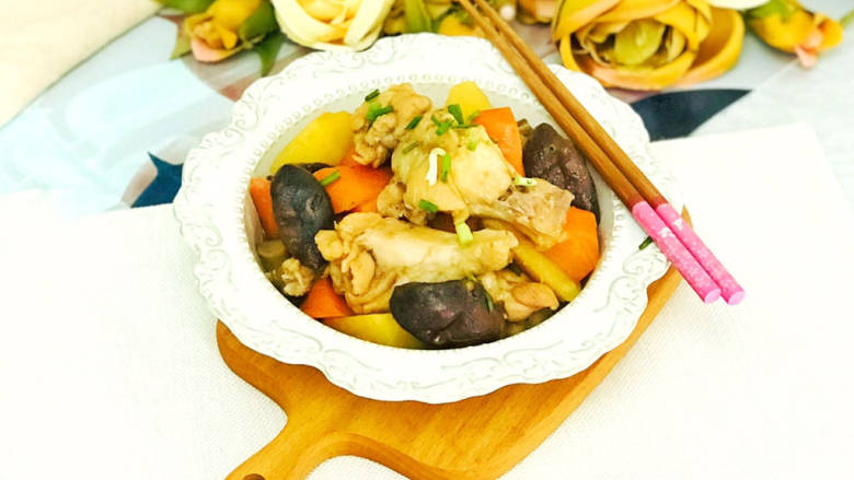土豆香菇焖鸡,起锅装盘后,撒上葱花装饰
