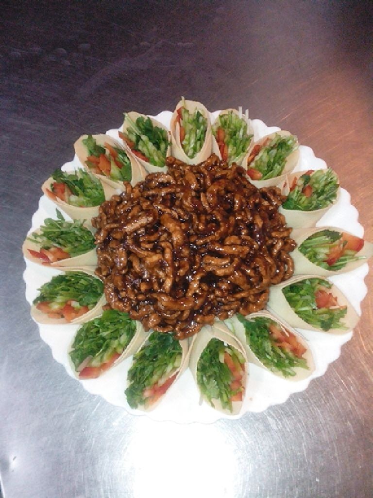 莲花京酱肉丝,猪肉切丝放<a style='color:red;display:inline-block;' href='/shicai/ 9'>鸡蛋</a>和淀粉抓匀，油锅120度左右把肉丝划开，锅底放油把<a style='color:red;display:inline-block;' href='/shicai/ 712'>甜面酱</a><a style='color:red;display:inline-block;' href='/shicai/ 3729'>白糖</a><a style='color:red;display:inline-block;' href='/shicai/ 717'>味精</a><a style='color:red;display:inline-block;' href='/shicai/ 756'>鸡精</a>一起抄香放肉丝抄匀出锅可以了。