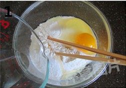 自制煎饼果子,混合果子材料:面粉100g,盐3g,<a style='color:red;display:inline-block;' href='/shicai/ 9'>鸡蛋</a>1个,清水25g,花生油数滴。