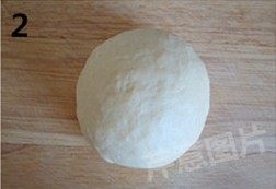 自制煎饼果子,活成均匀光滑的面团,盖上保鲜膜饧面5到10分钟。