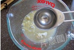 自制煎饼果子,混合面糊材料:面粉2大勺,玉米粉2大勺,绿豆粉2大勺,冷水7或8大勺,(一人份)。