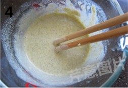 自制煎饼果子,搅拌均匀,静置备用。
