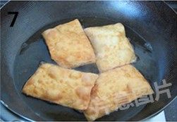 自制煎饼果子,起油锅,热锅入凉油,大火烧至6成热时,转中火,逐片下入面皮,待一面炸至金黄色时翻面,炸至两面金黄酥脆。