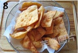 自制煎饼果子,捞出果子,在厨房纸上吸吸多余油脂,备用。