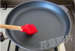 自制煎饼果子,平底锅上火,中小火加热,锅底略热时(不可太热),用小刷子均匀刷上一层油脂(不可太多)。