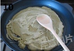 自制煎饼果子,加入面糊,立即用平锅铲摊平摊薄。
