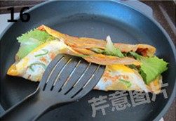 自制煎饼果子,卷起来,出锅即可!