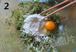 萝卜绿豆小丸子,加入鸡蛋和绿豆面,再次拌匀。