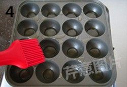 萝卜绿豆小丸子,中小火烧热小丸子模,均匀刷上一层食用油(大概总共1大勺左右)。