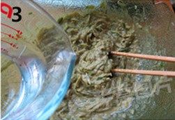 萝卜绿豆小丸子,再加入清水,拌成略稠的稀糊状。