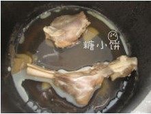 羊肉抓饭,羊前小腿洗净。焯水后加<a style='color:red;display:inline-block;' href='/shicai/ 700'>花椒</a>1把，<a style='color:red;display:inline-block;' href='/shicai/ 37'>姜</a>4-5片，<a style='color:red;display:inline-block;' href='/shicai/ 900'>白酒</a>2汤匙和水上高压锅汽20分钟。
