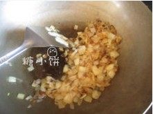 羊肉抓饭,胡萝卜去皮切成比较小的块状,白皮洋葱去皮切丁。放到油锅里煸炒至微微发软。