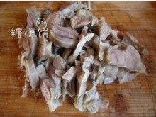 羊肉抓饭,压好的羊腿肉去骨~切成厚片备用。