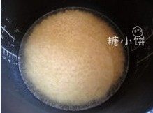 羊肉抓饭,白米淘洗干净后沥水,加入羊肉汤。