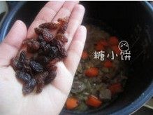 羊肉抓饭,加入炒好的配菜。再抓一把葡萄干进去。煮饭期间杏仁烤熟掰碎备用。