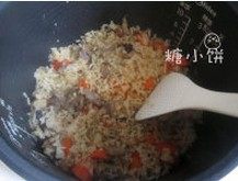 羊肉抓饭,煮熟后把配菜和米饭拌匀,撒入杏仁碎即可。