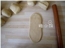 泡椰浆小餐包,分割成9个剂子,取一个擀扁擀长。