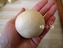 泡椰浆小餐包,把卷好的面团两头往下收,拢成一个球状。