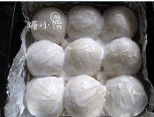 泡椰浆小餐包,预留的100G椰浆先刷够表面,剩下的倒在面团的缝隙中,送入预热好180℃的烤箱烤25分钟即可。