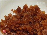 菜脯粉丝蒸带子,粉丝提前用清水泡软,菜脯剁碎,放入碗中。
