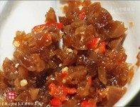 菜脯粉丝蒸带子,辣椒洗净,切碎,放入菜脯中,加食用油拌匀成调料。
