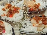 菜脯粉丝蒸带子,加上“步骤3”的调料,将其放入盘中。
