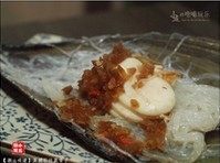 菜脯粉丝蒸带子,煮开水,将盘子放入锅中,用大火隔水蒸5分钟左右。