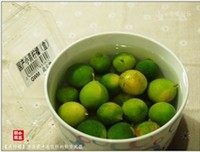 咸柠檬,准备好国产小青柠檬,将其浸泡在清水中。