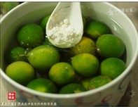 咸柠檬,加入面粉,浸泡10分钟。