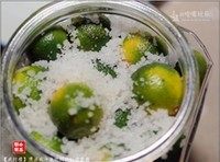 咸柠檬,将晾干的柠檬放进玻璃瓶,一层柠檬一层盐,盖上瓶盖。