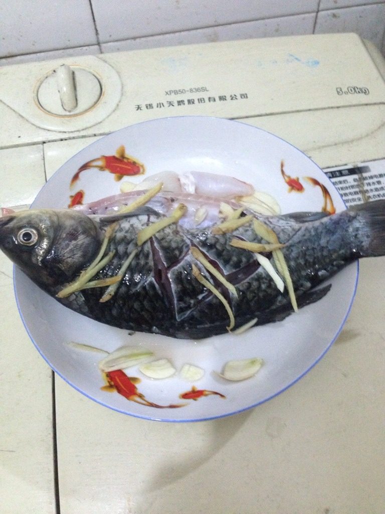 清蒸鲫鱼,首先将鱼洗净，然后用盐和<a style='color:red;display:inline-block;' href='/shicai/ 718'>料酒</a>给鱼腌10分钟左右；