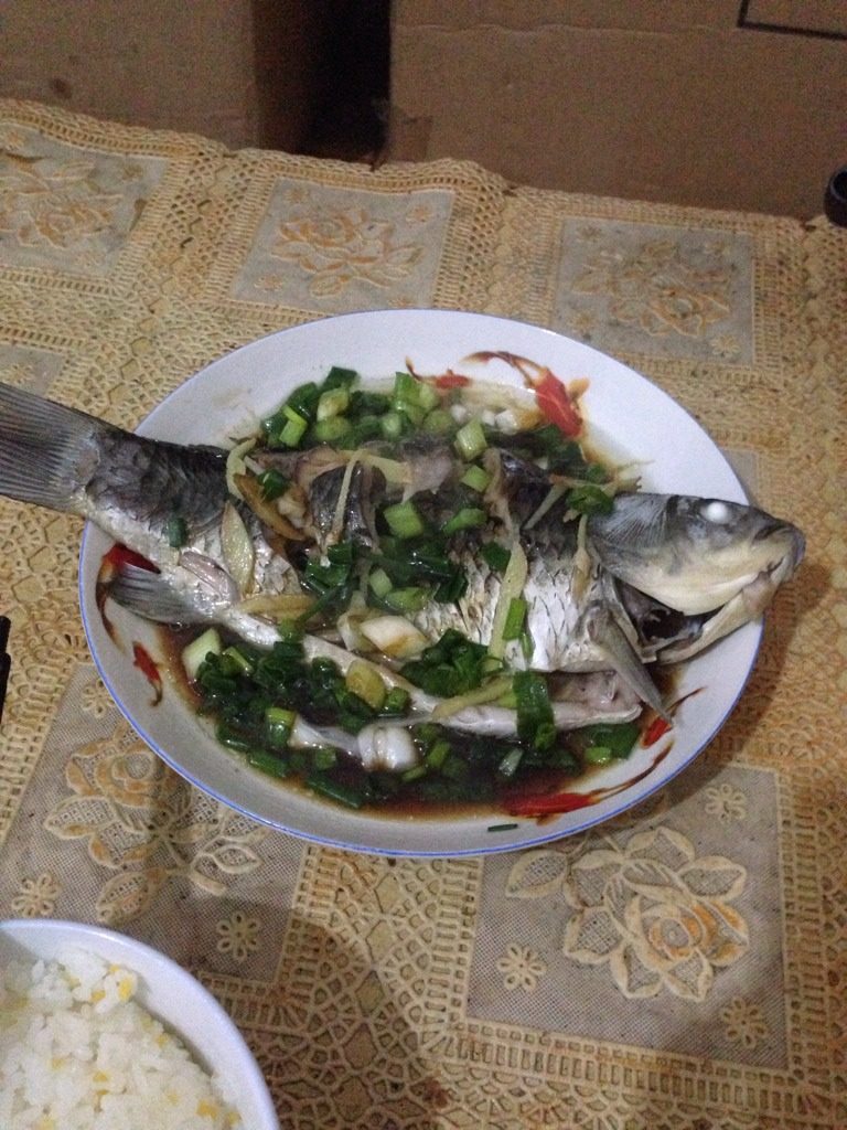 清蒸鲫鱼,然后将蒸锅加入水，待水烧热将鱼放上清蒸10分钟左右，如果你介意鱼腥味，可以清蒸五分钟后将蒸出的鱼盘里面的水倒掉，再继续蒸；
