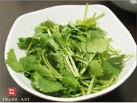 香煎蚝烙,葱洗净,切成葱珠,芫荽洗净,切碎。