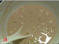 香煎蚝烙,地瓜粉中加入等量清水,加入鱼露与葱珠,拌匀成粉水。