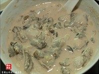 香煎蚝烙,加入生蚝,将其与粉水充分拌匀。