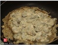 香煎蚝烙,倒入调好的蚝烙浆,再一次晃动平底锅,让蚝烙浆铺满整个锅底。