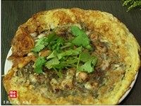 香煎蚝烙,将蚝烙的底面也煎至金黄,取出装盘,撒上芫荽开吃,喜欢重口味的朋友可以蘸着鱼露食用。